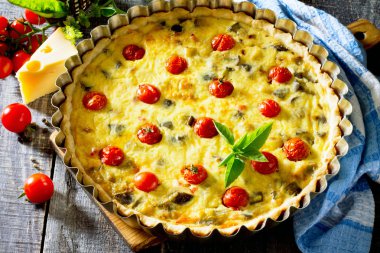 Patlıcan ve sebze, kurabiye hamur ve yumurta filli ile pasta