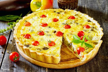 Patlıcan ve sebze, kurabiye hamur ve yumurta filli ile pasta