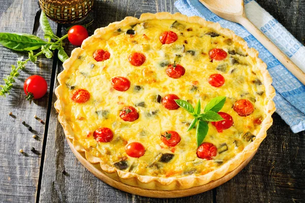 Пирог с баклажанами и овощами, песочное тесто и яичный филли — стоковое фото