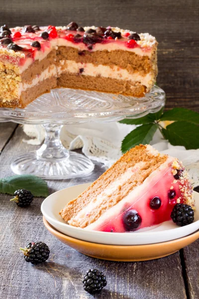 Tårta, souffles och berry jelly på trä bordet — Stockfoto