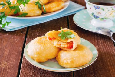 Domates ve peynir, nga ahşap masa ile kızarmış donuts kek