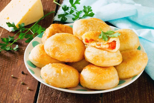 Жареные пончики с помидорами и сыром, деревенский стиль — стоковое фото