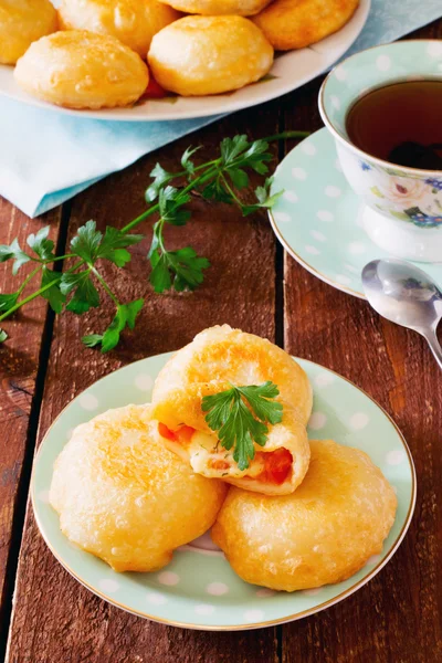 Жареные пончики с помидорами и сыром, деревянный стол нга — стоковое фото
