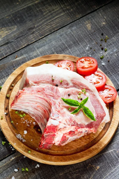 Сирі м'ясні ребра кістковий стейк, свинина з базиліком та помідорами — стокове фото