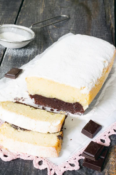 Tort cu cremă de ciocolată cu zahăr pudră, stil rustic — Fotografie, imagine de stoc