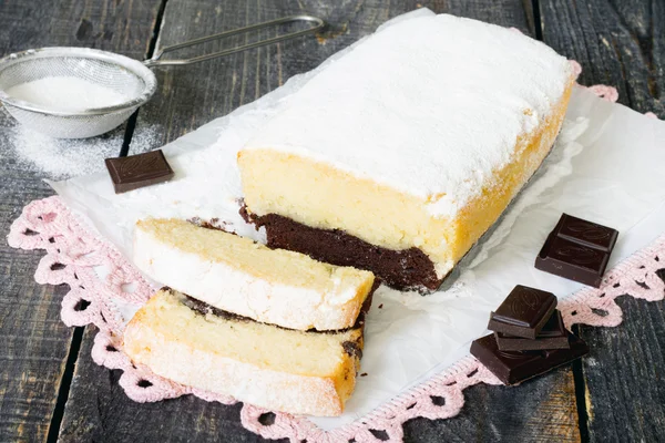 Tort cu cremă de ciocolată cu zahăr pudră, stil rustic — Fotografie, imagine de stoc