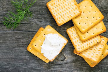 Bisküvi tuzlu kraker, dereotu ve krem peynir, üstten görünüm