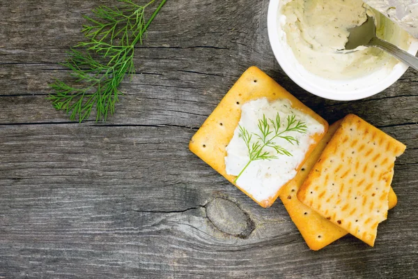 Biscuits salty crackers, dill and cream cheese, top view — Stock Photo, Image