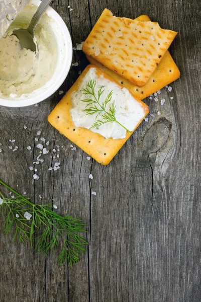 Koekjes zoute crackers, dille en zachte kaas, rustieke stijl — Stockfoto