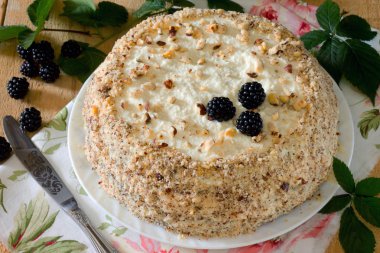 Ev yapımı çikolatalı kek ve peynir tereyağı üzerinde ahşap tabl krema