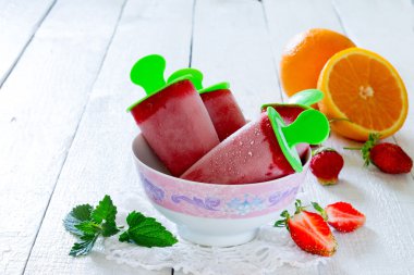 Çilekli dondurma dondurma turuncu beyaz bir tablo