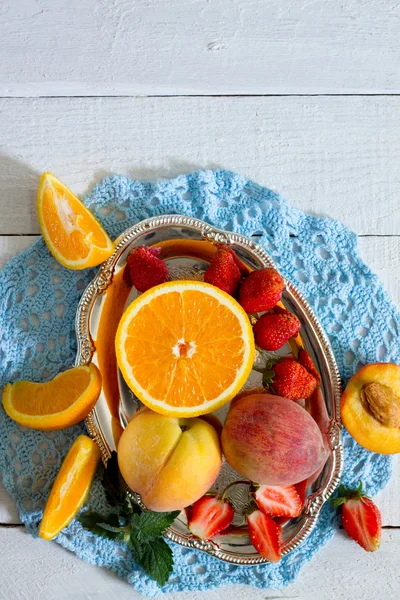 Assortiment van heerlijke fruit en bessen op een houten achtergrond — Stockfoto