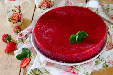 Geleneksel Rus krep pastası, çilekli jöle