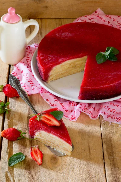 Traditionella ryska pannkakor kaka, strawberry gelé i en rustik — Stockfoto