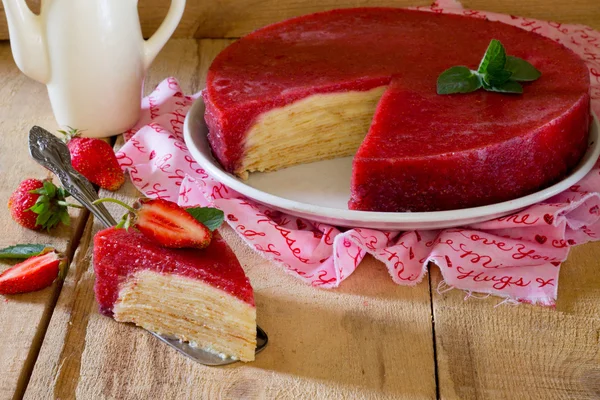 Traditionella ryska pannkakor kaka, strawberry jelly — Stockfoto
