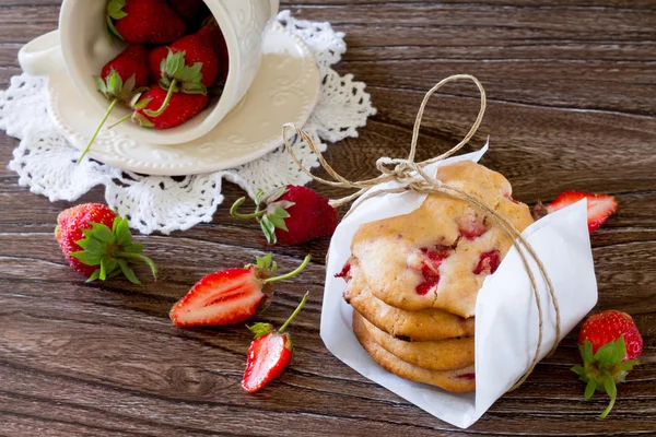 Cookies med jordgubbar på ett träbord — Stockfoto