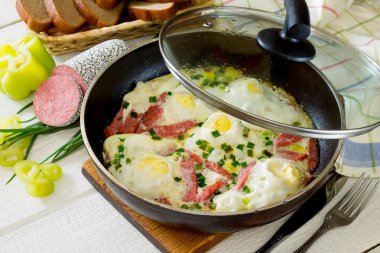 nefis bir kahvaltı sosis dilimleri ile kızartılmış omlet
