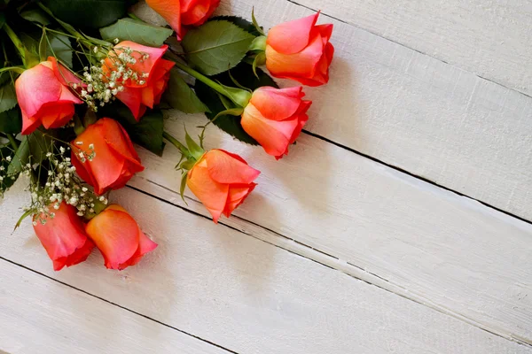 Rosa fiori rosa su sfondo di legno bianco — Foto Stock