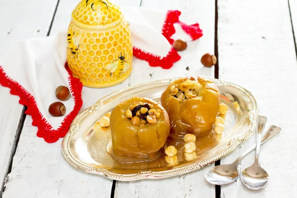 Запеченные яблоки с орехами и медом — стоковое фото