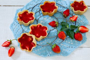 kek çilekli tart, kurabiye hamur ve çilekli jelli