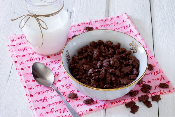 Bolas de chocolate de cereales en un tazón y jarra de leche —  Fotos de Stock