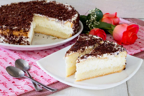 Kuchen, Käsesuppe und Sahne auf einem weißen Holztisch — Stockfoto