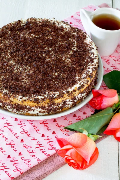 Tårta, Ostsufflé och grädde på ett vitt träbord — Stockfoto