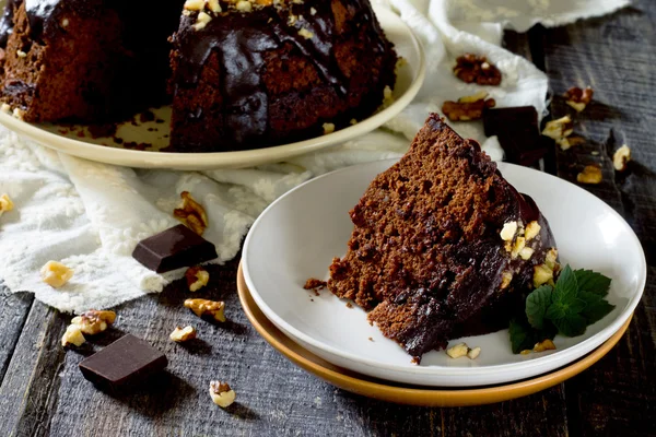 Un pedazo de pastel de chocolate en un plato, en un estilo rústico —  Fotos de Stock