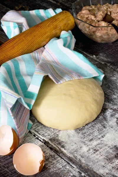 Пельмени тесто и сырое мясо на столе в деревенском хлеву — стоковое фото