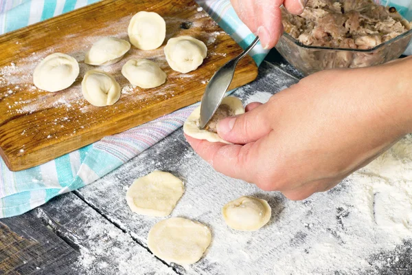 Köfte. Hamur dolması, köfte, pişirme süreci, — Stok fotoğraf