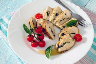 Ahşap bir masa üzerine maydanoz ile pişmiş tavuk fileto