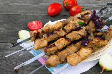 Bir koyu gri arka plan üzerinde taze sebze bulmak için domuz eti