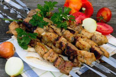 Bir koyu gri arka plan üzerinde taze sebze bulmak için domuz eti