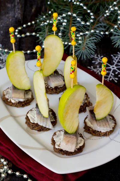 Canapé de aperitivo com arenque, maçãs e pão preto — Fotografia de Stock