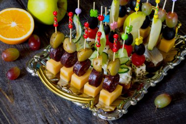 Karanlık bir arka plan üzerinde şiş üzerinde snack için çeşitli sandviç