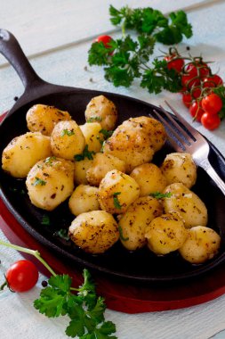 Rustik tarzı bir dökme demir tavada patates