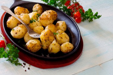 Rustik tarzı bir dökme demir tavada patates