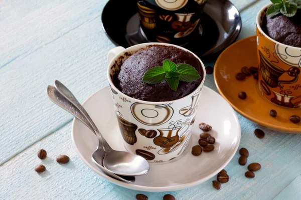 Pastel de café chocolate rápido en una taza en una mesa de madera —  Fotos de Stock