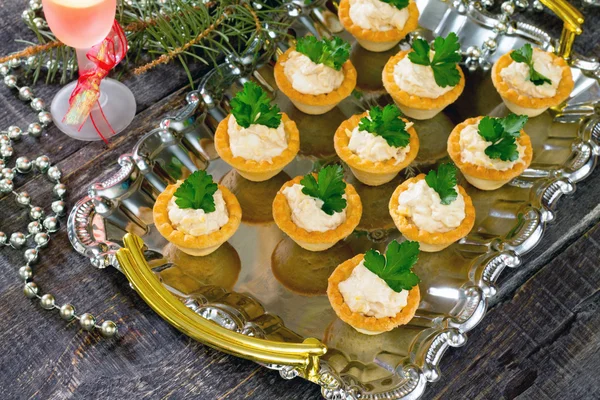 Tartaletas con mousse de hígado de bacalao en Nochevieja, focos selectivos —  Fotos de Stock