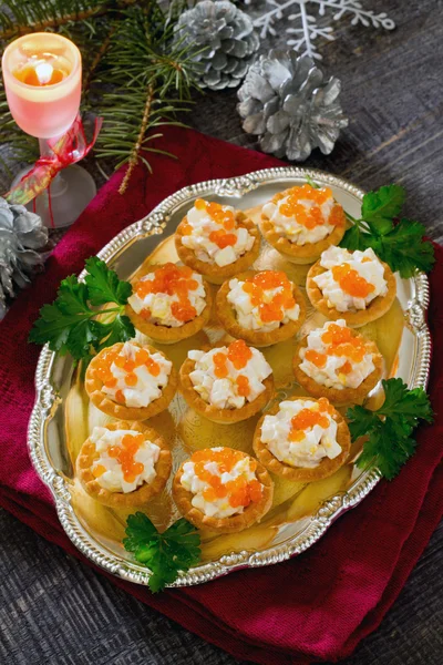 New Year's Eve kalamar ve kırmızı havyar ile tartlets — Stok fotoğraf