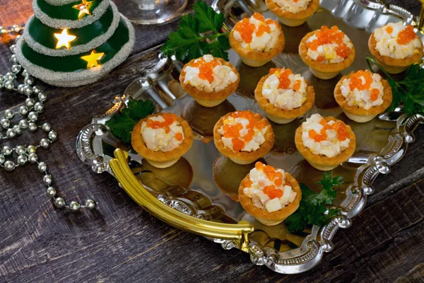 Törtchen mit rotem Kaviar und Tintenfisch auf einem Holztisch — Stockfoto