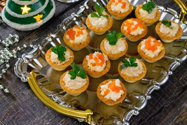 Tartlets com caviar vermelho, lula e mousse de fígado de bacalhau — Fotografia de Stock