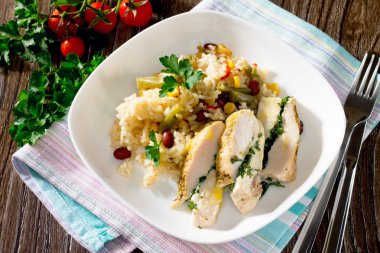 Ahşap bir masa üzerine maydanoz ile pişmiş fileto