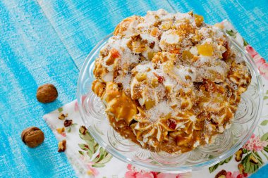 Yoğunlaştırılmış süt, fındık ve şekerlenmiş meyve ile beze pasta.