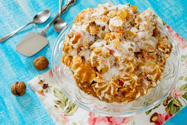 Bolo de merengue com leite condensado, nozes e frutas cristalizadas . — Fotografia de Stock