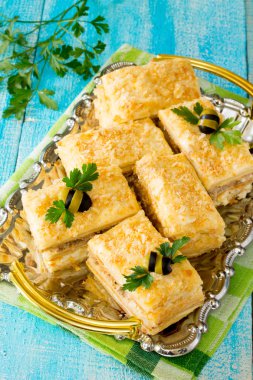 Napolyon kek meze ahşap bir masa üzerinde