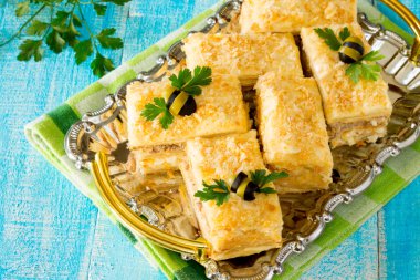 Napolyon kek meze ahşap bir masa üzerinde