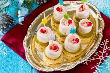 Pastırma ve salatalık New Year's Eve ile meze kanepe