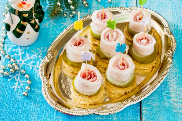 Appetizer canape with bacon, onions, mustard and pickles — Stock Photo, Image