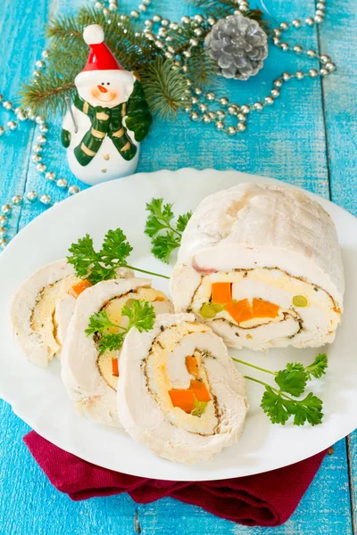 Hühnerbrötchen mit Omelette und Gemüse in der Silvesternacht — Stockfoto